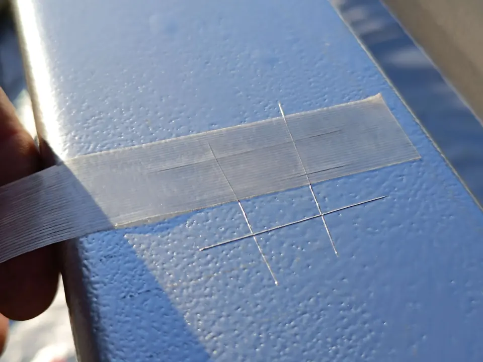 Teste de aderência com fita sobre o corte em grade