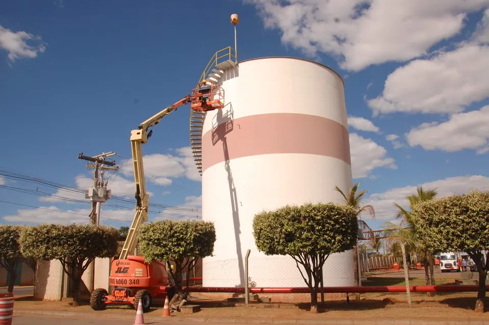 Tanque com faixa e plataforma elevatória em manutenção