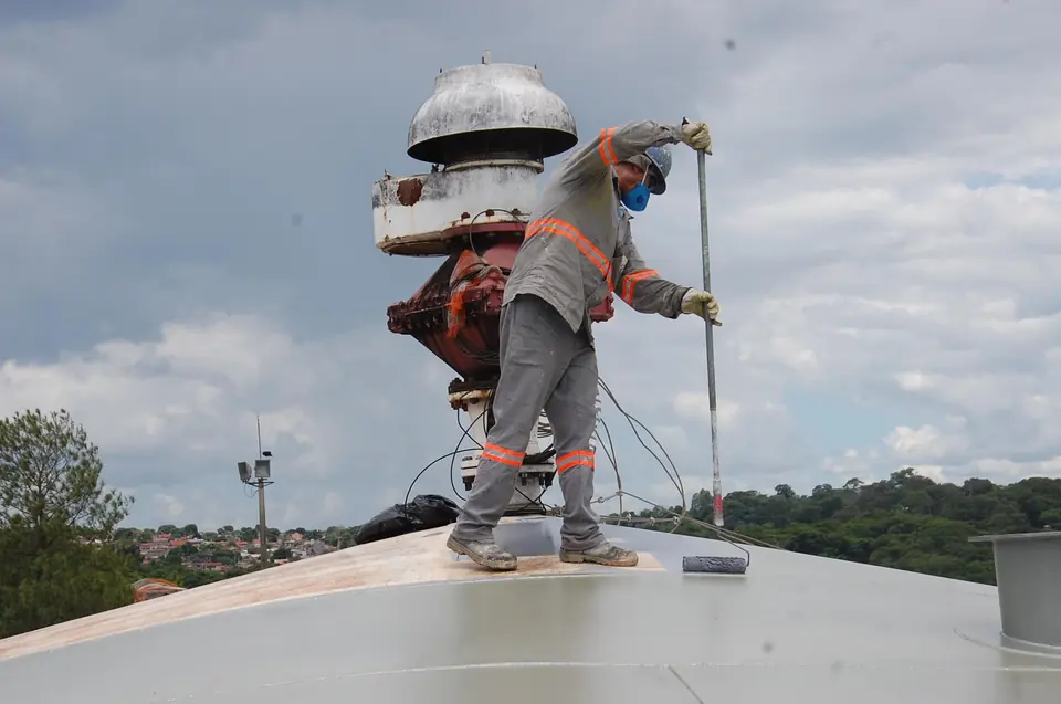 Profissional trabalhando no teto de um tanque