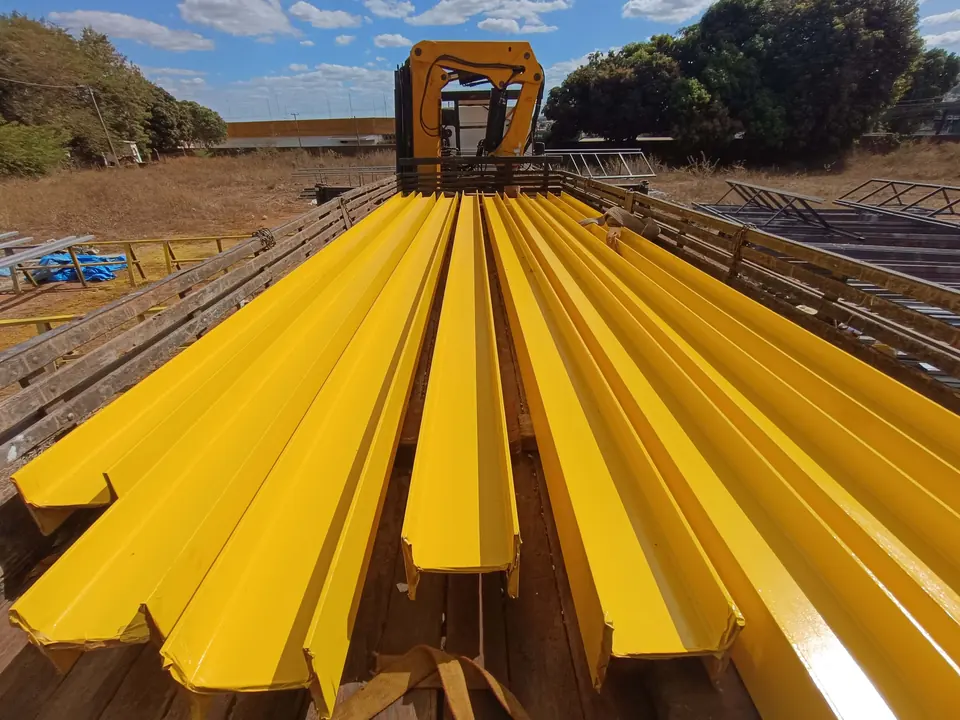 Vigas com acabamento amarelo prontas para entrega