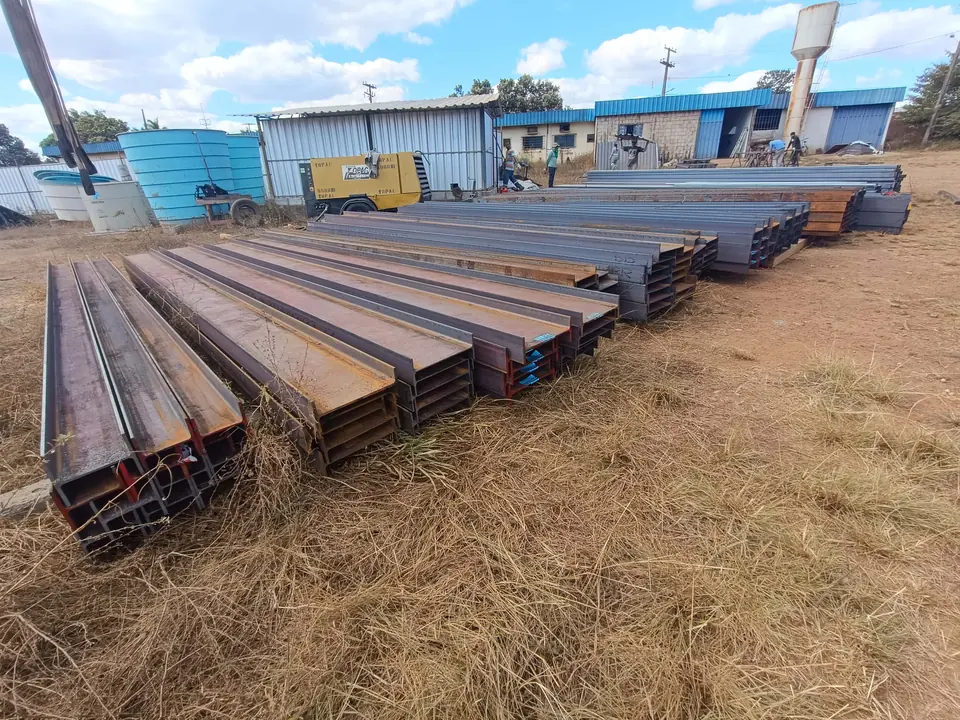 Vigas de aço oxidadas no pátio
